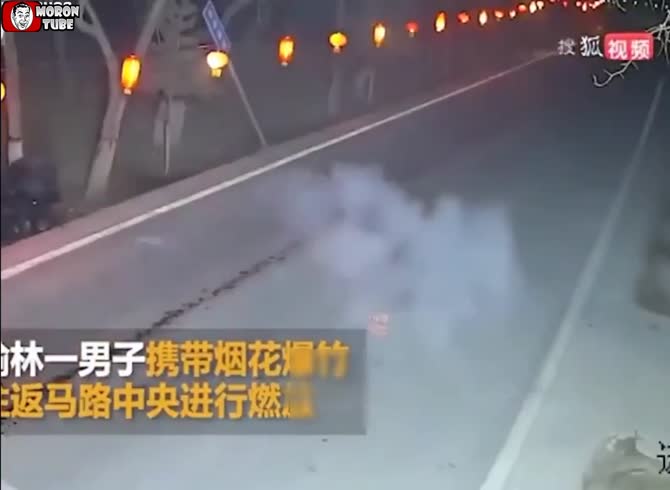 Video :He lights firecrackers on the road in an attempt to induce an accident, but it doesn't work out (Warning - shocking)